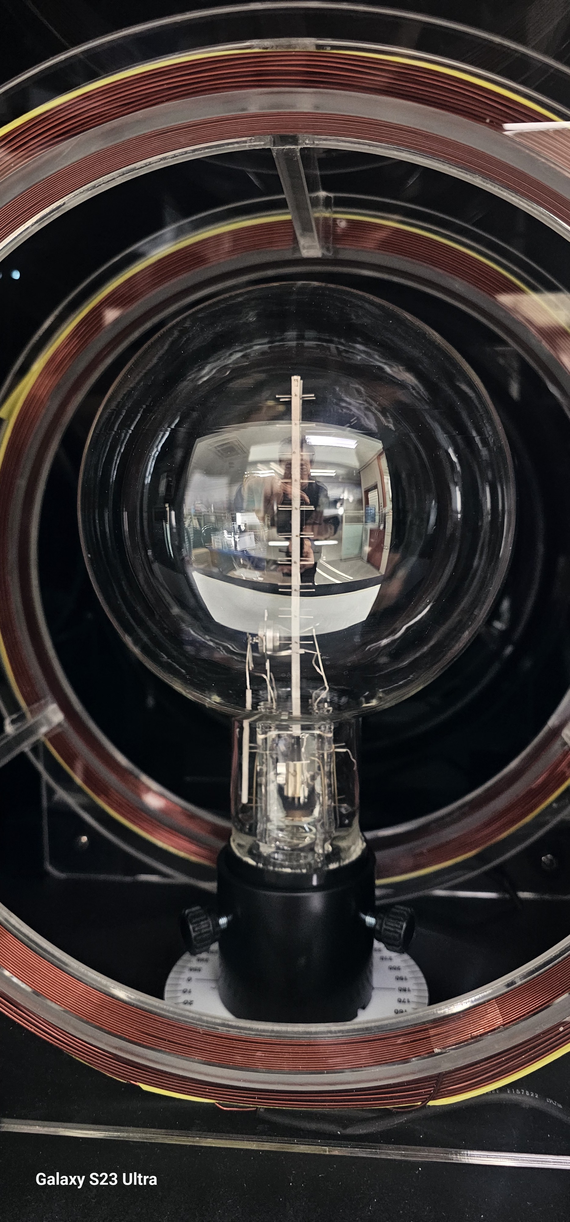 전자의 비전하 측정 실험 기기(신형)